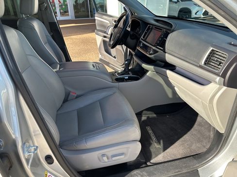 Used 2017 Toyota Highlander XLE image 19