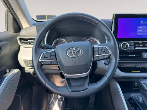 Used 2023 Toyota Highlander XLE AWD/4WD image 12