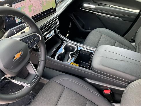 Used 2024 Chevrolet Traverse LT FWD image 17