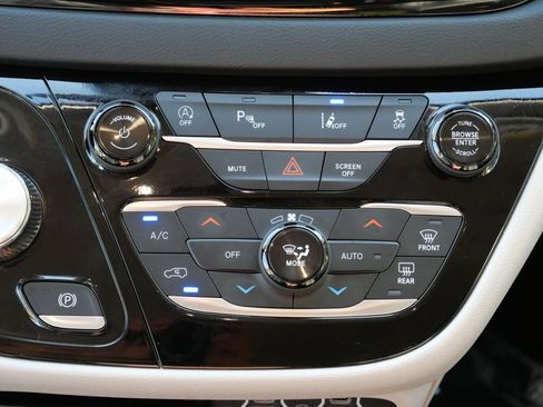 Used 2024 Chrysler Pacifica Touring-L FWD image 18
