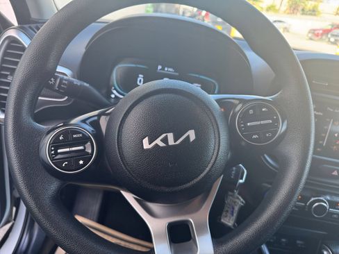 Used 2025 Kia Soul LX w/ LX Technology Package FWD image 25