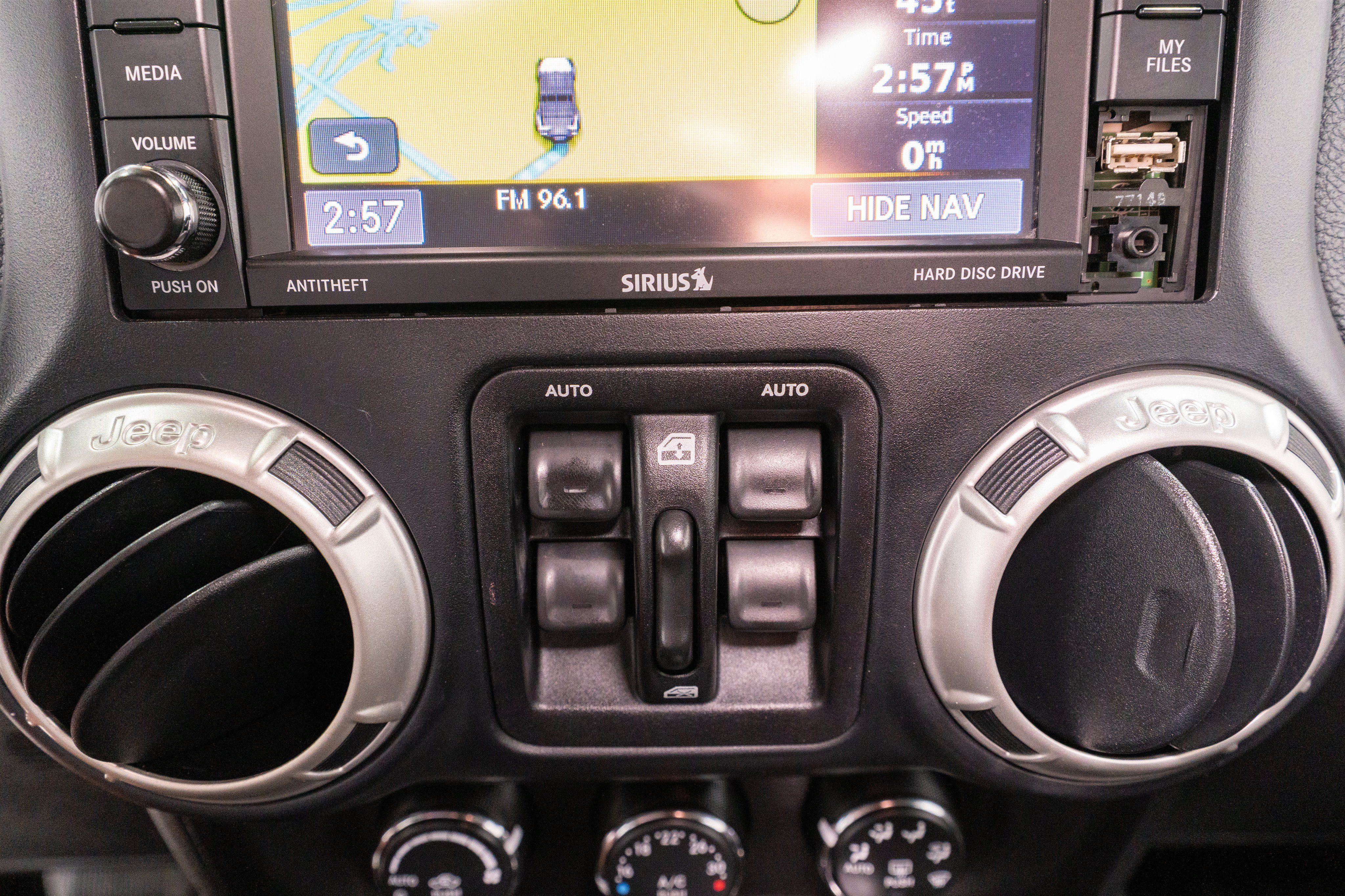 Used 2017 Jeep Wrangler Unlimited Sahara w/ Connectivity Group AWD/4WD image 18