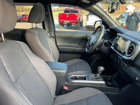 Used 2017 Toyota Tacoma TRD Off-Road w/ Premium & Technology Package image 17