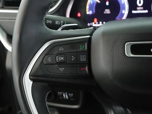 Used 2023 Jeep Grand Cherokee L Laredo image 11