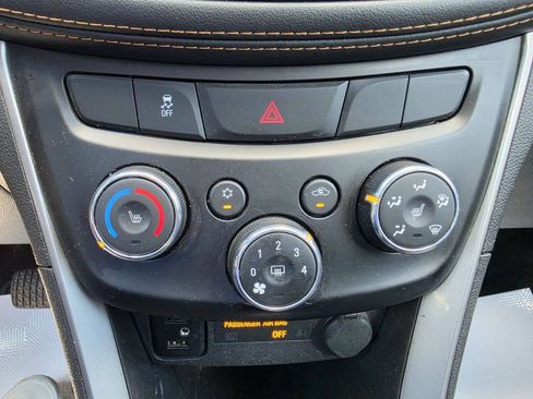 Used 2021 Chevrolet Trax LT w/ Premium Seat Package AWD/4WD image 20