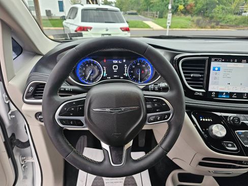 Used 2022 Chrysler Pacifica Touring-L AWD/4WD image 13