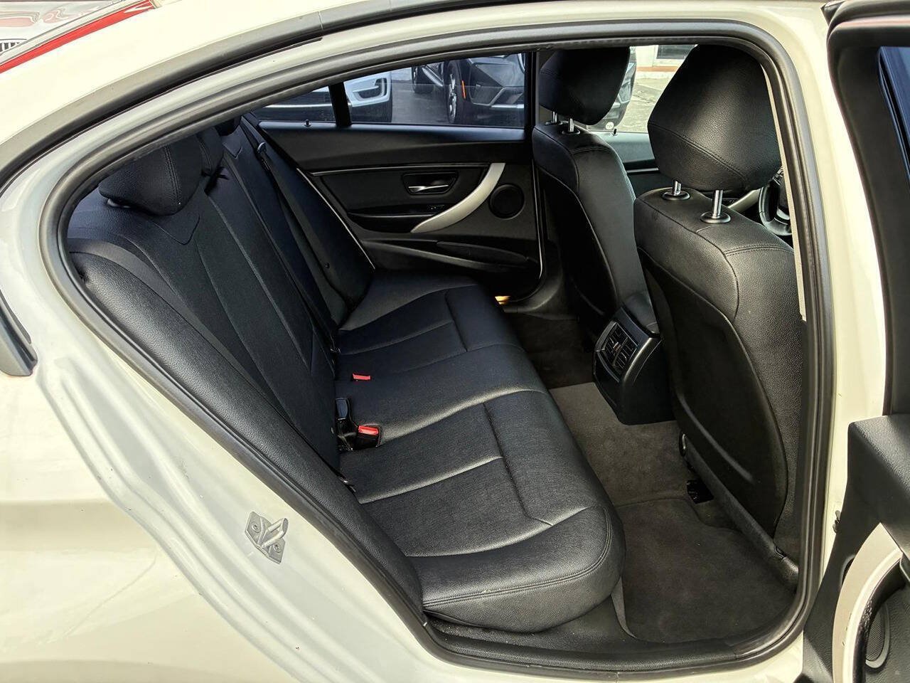 Used 2018 BMW 320i Sedan RWD image 12