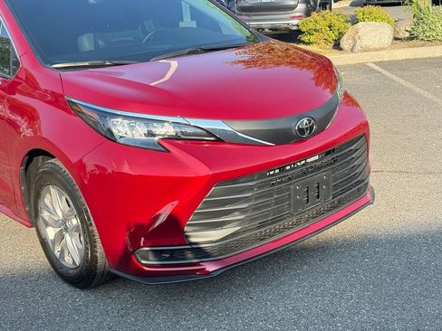 Used 2026 Toyota Sienna LE FWD image 2