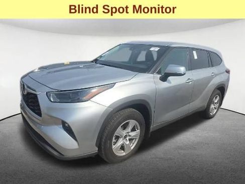 Used 2024 Toyota Highlander LE AWD/4WD image 4
