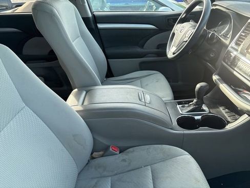 Used 2018 Toyota Highlander LE w/ Carpet Mat Package (TMS) image 6