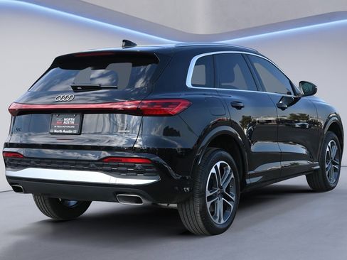 Used 2025 Audi Q5 Premium w/ Convenience Package image 2