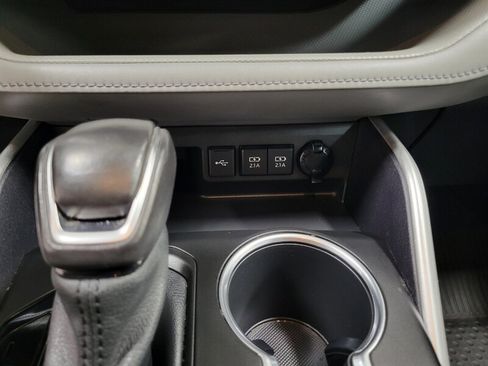 Used 2021 Toyota Highlander XLE AWD/4WD image 37