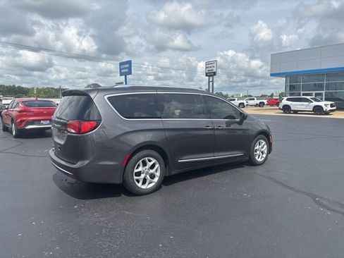 Used 2017 Chrysler Pacifica Touring-L Plus w/ Tire & Wheel Group FWD image 10