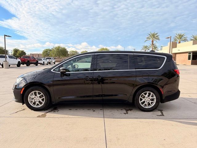 Certified 2025 Chrysler Pacifica Select FWD image 9