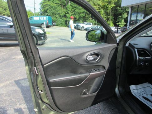 Used 2019 Jeep Cherokee Latitude w/ Popular Appearance Group FWD image 10