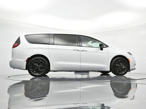 Used 2024 Chrysler Pacifica Limited FWD image 40