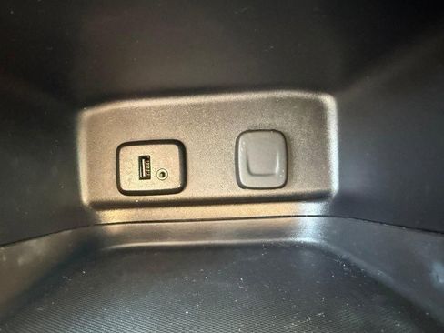 Used 2018 Chevrolet Equinox LT image 30