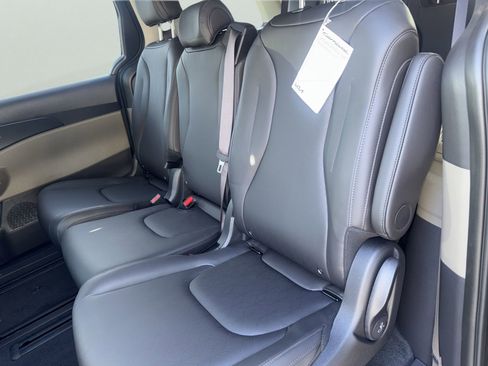 New 2026 Kia Carnival LXS FWD image 15