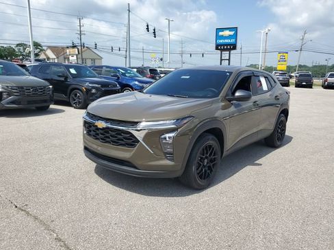 Used 2024 Chevrolet Trax LS FWD image 2