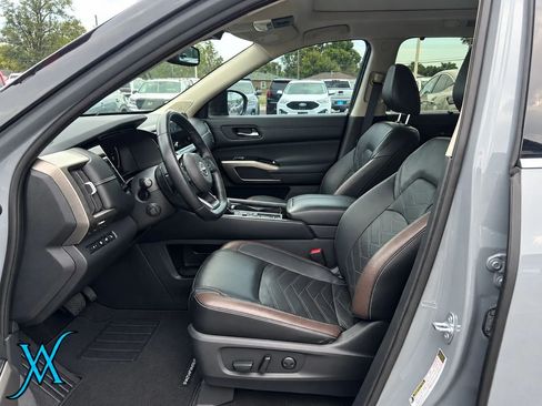 Used 2022 Nissan Pathfinder Platinum w/ Cargo Package FWD image 11