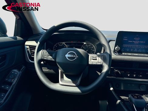 Used 2025 Nissan Rogue S FWD image 29