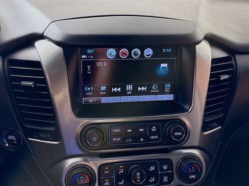 Used 2020 Chevrolet Suburban LT w/ Luxury Package RWD image 18
