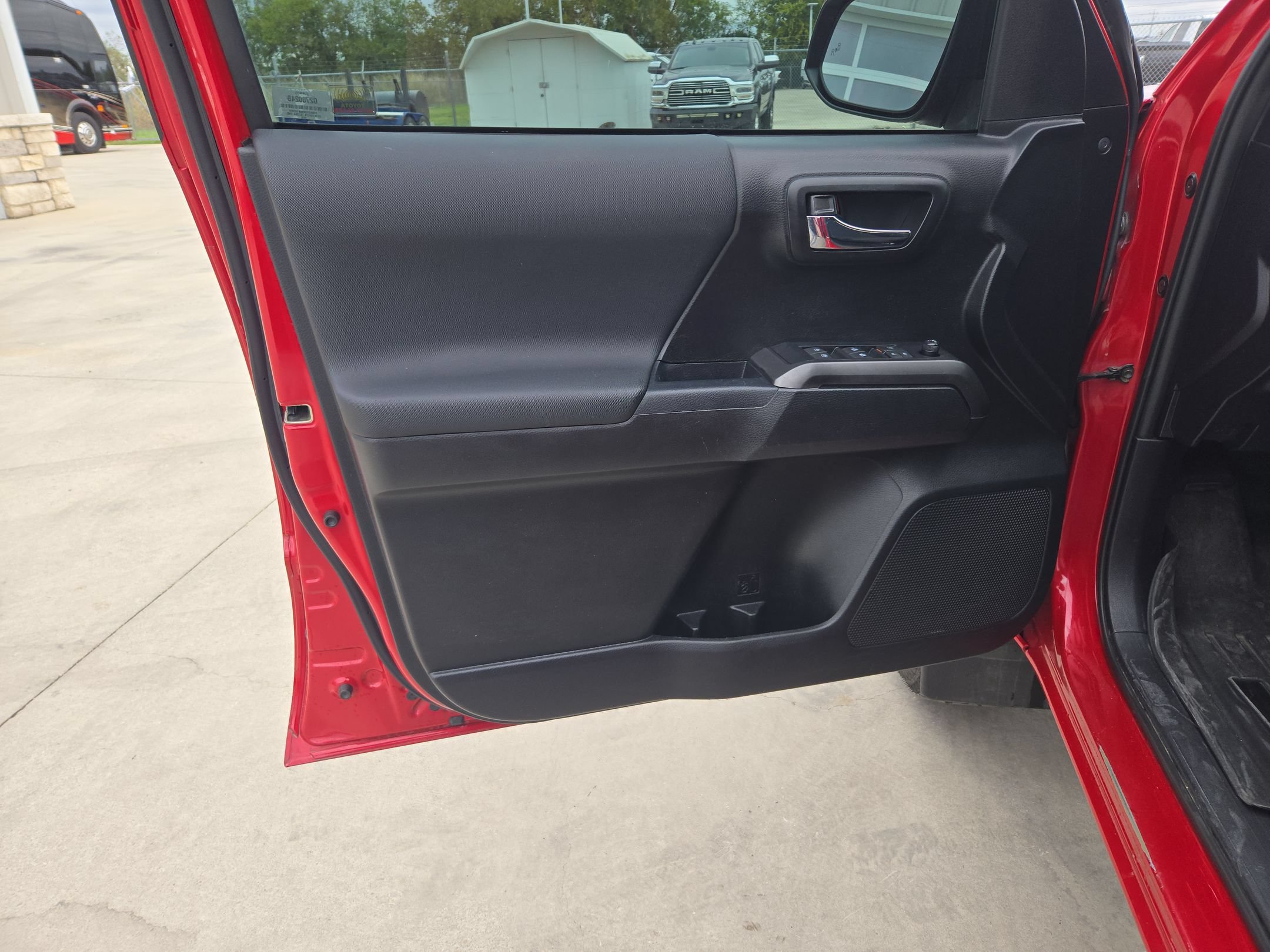 Used 2019 Toyota Tacoma 2WD Double Cab image 11