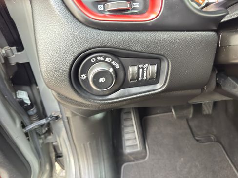 Used 2021 Jeep Renegade Trailhawk image 19