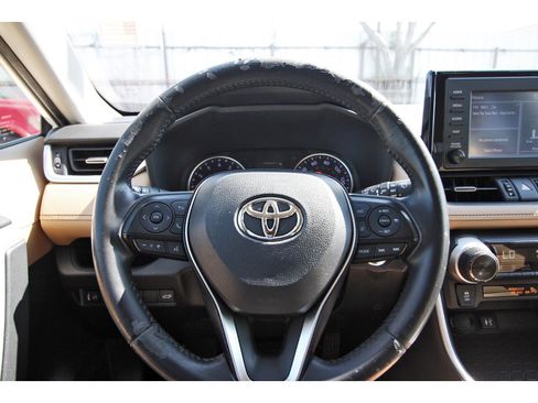 Used 2019 Toyota RAV4 XLE Premium FWD image 14