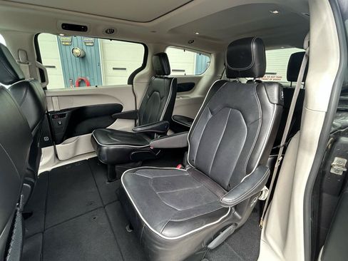 Used 2023 Chrysler Pacifica Limited FWD image 20