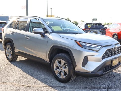 Used 2025 Toyota RAV4 XLE AWD/4WD image 3