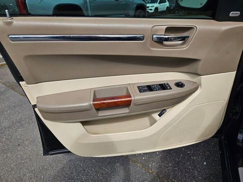 Used 2009 Chrysler 300 C RWD image 11