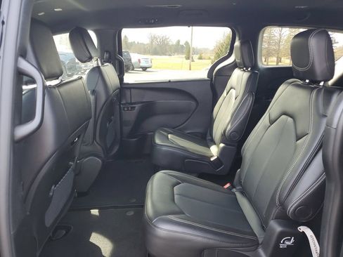 Used 2025 Chrysler Pacifica Select image 29