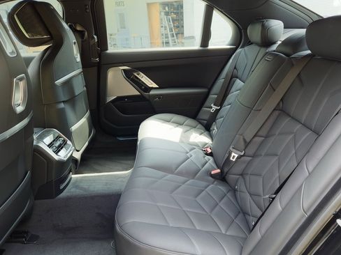 New 2026 BMW 750e xDrive w/ Premium Package image 17