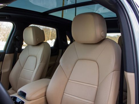 Used 2023 Porsche Cayenne image 12