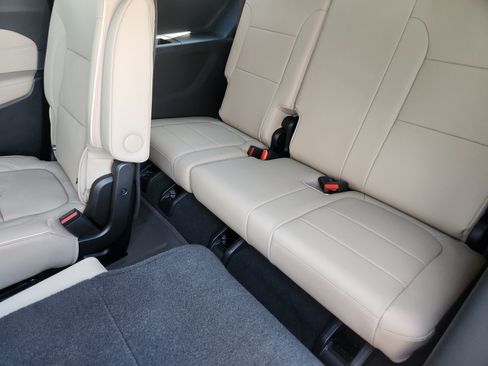 Used 2023 Chevrolet Traverse Premier FWD image 13