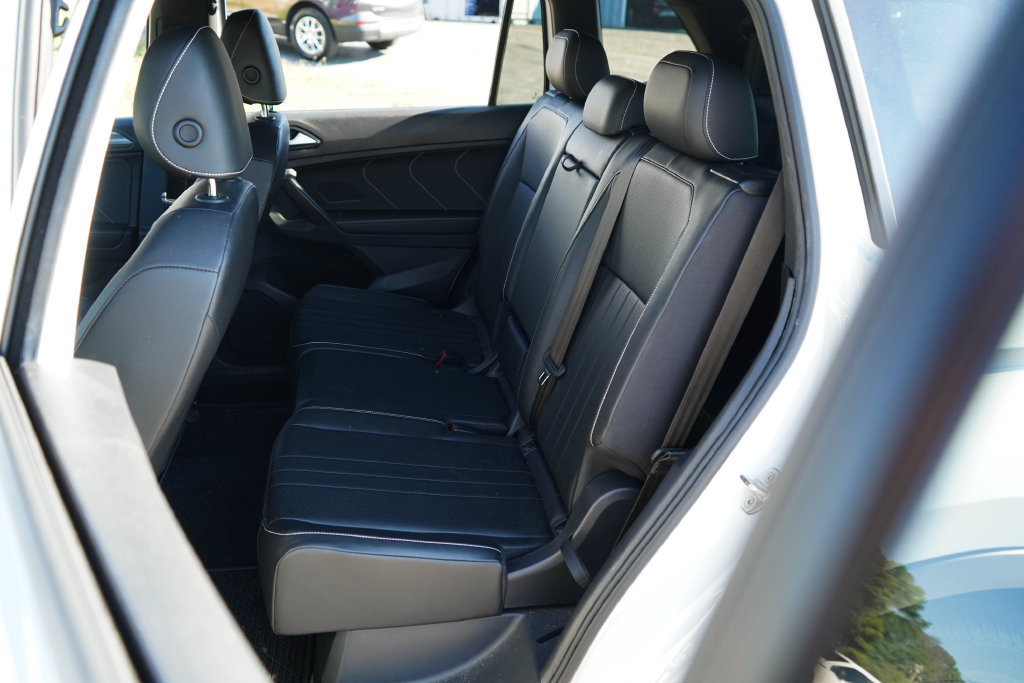 Used 2022 Volkswagen Tiguan SE R-Line FWD image 9
