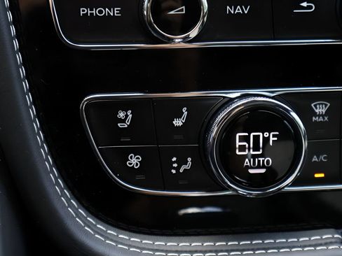 Used 2021 Bentley Bentayga Plug-In Hybrid AWD/4WD image 28