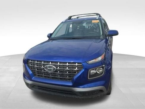 Used 2024 Hyundai Venue SEL FWD image 2
