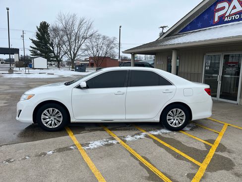 Used 2014 Toyota Camry L image 4