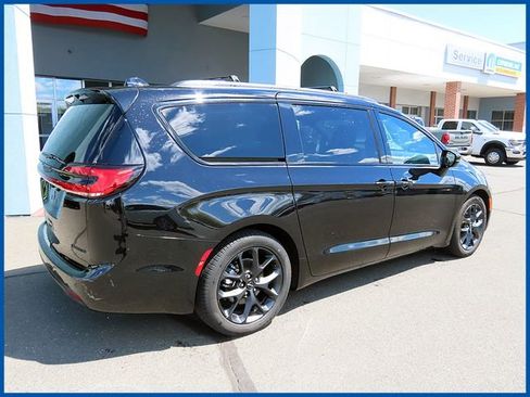 Certified 2025 Chrysler Pacifica Limited FWD image 7