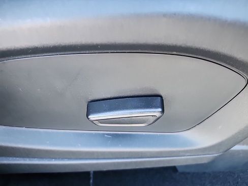 Used 2021 Ford Explorer XLT image 17