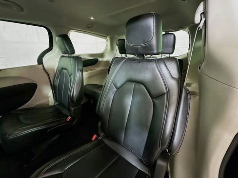 Used 2024 Chrysler Pacifica Touring-L image 22