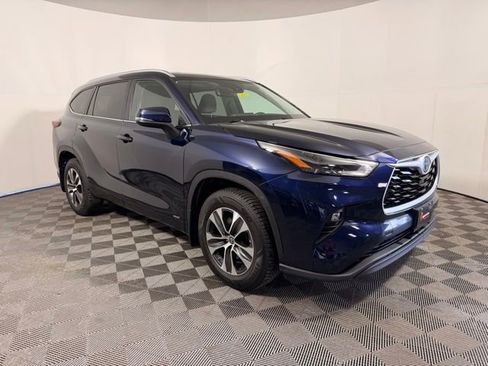 Used 2024 Toyota Highlander XLE AWD/4WD image 1