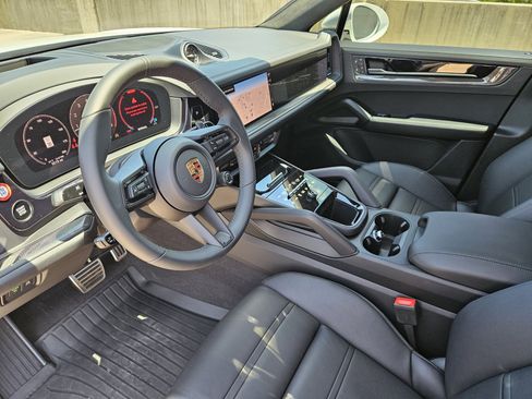 Certified 2025 Porsche Cayenne GTS AWD/4WD image 4