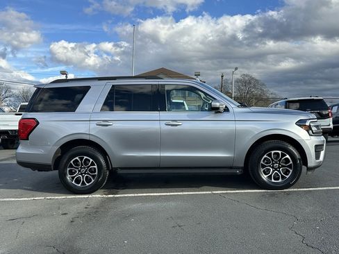 Used 2024 Ford Expedition XLT image 9