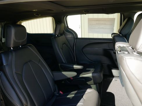 New 2026 Chrysler Pacifica Select image 11