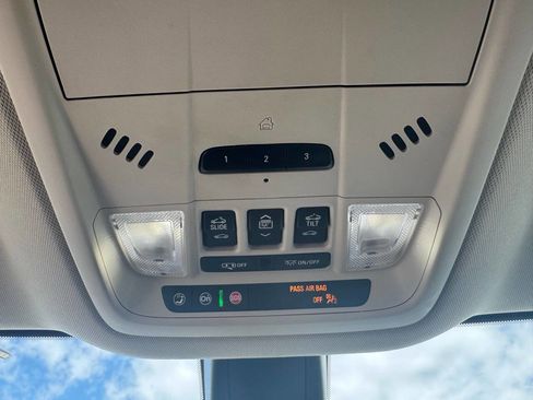 Used 2022 Buick Enclave Avenir w/ Avenir Technology Package AWD/4WD image 30