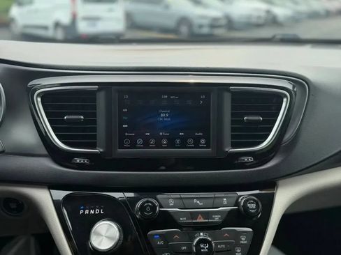 Used 2020 Chrysler Pacifica Touring-L FWD image 15