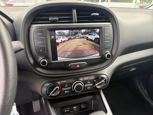 Used 2025 Kia Soul LX w/ LX Technology Package FWD image 17